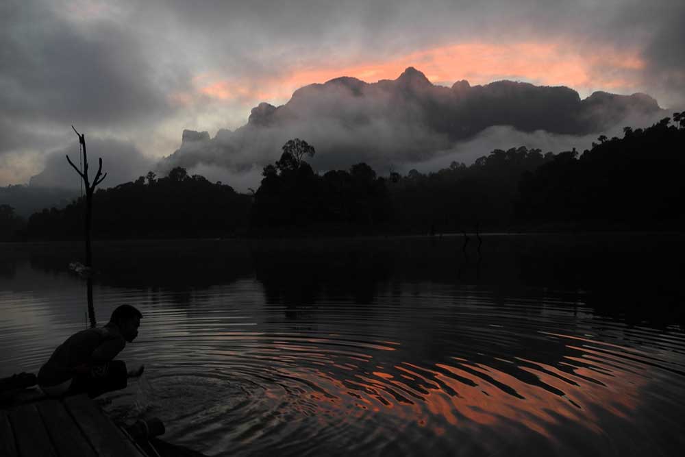 Sunset over the Khao Sok lake