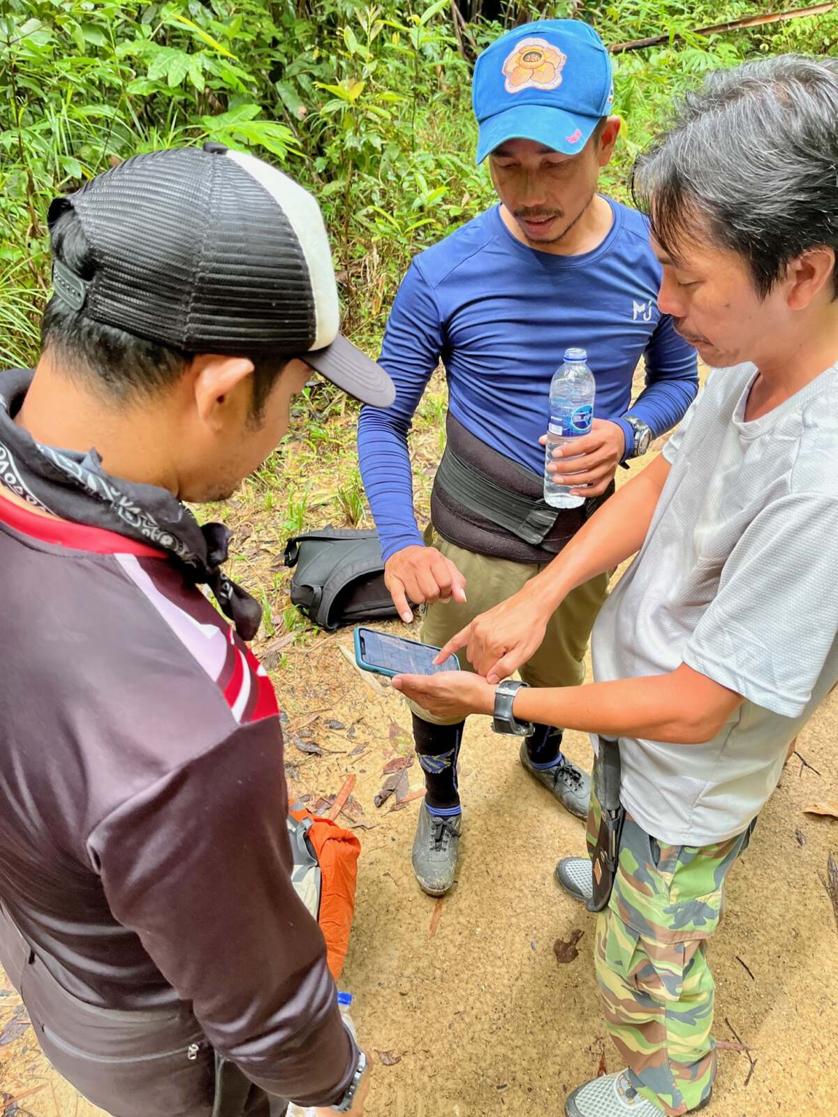 3 local guides check directions on their phone