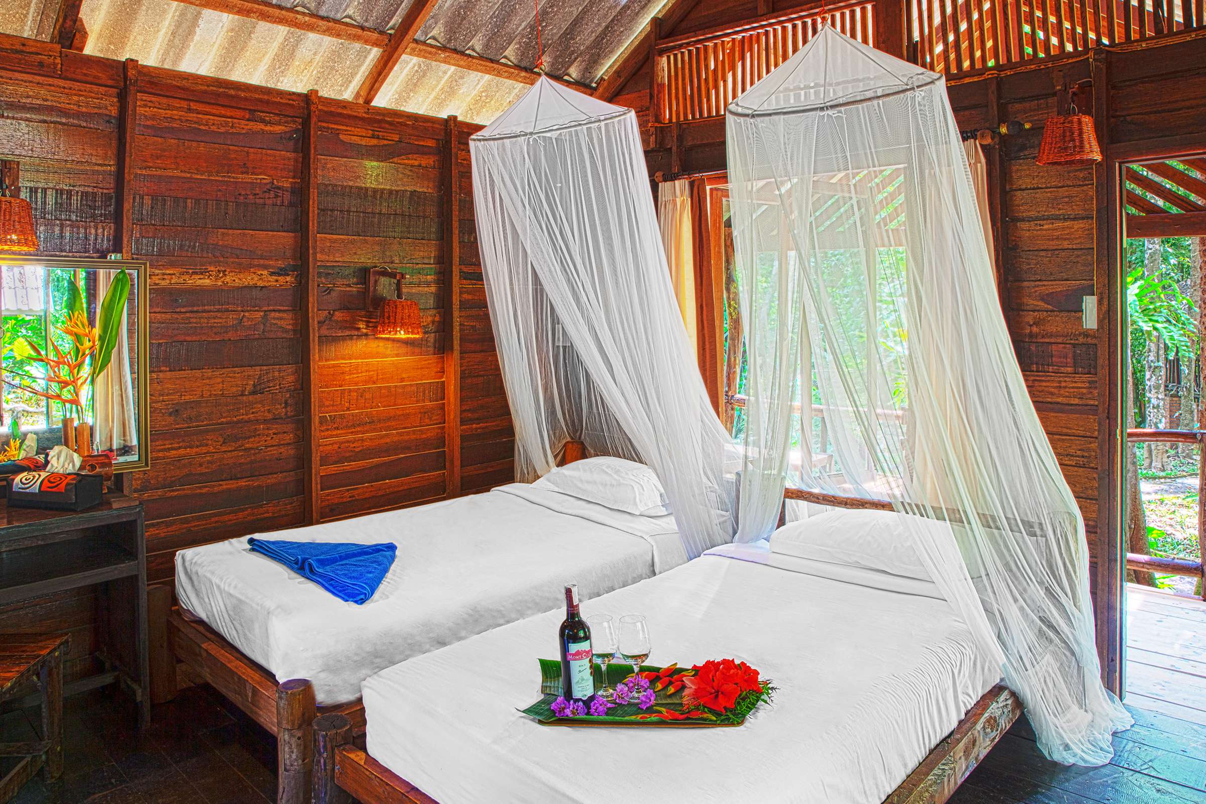 Cosy twin bed cottage